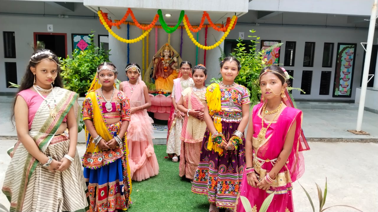 મિસ ગોરમા  વેશભૂષા